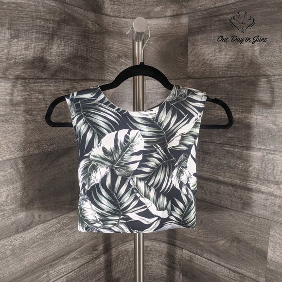 Forever 21 Tops - Forever 21 Palm Printed Crop Top Zip Back
